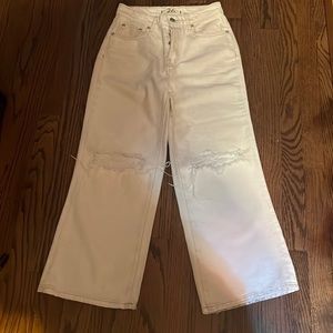 WE THE FREE RIPPED JEANS.